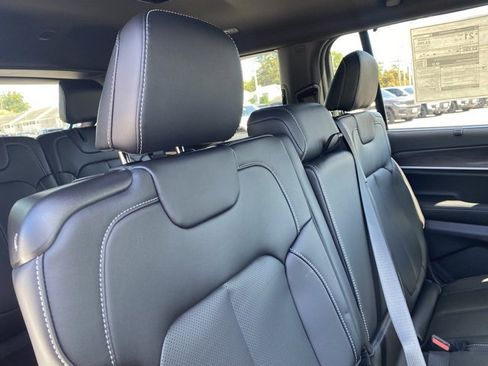 New 2025 Jeep Grand Cherokee L Limited w/ Luxury Tech Group II image 30