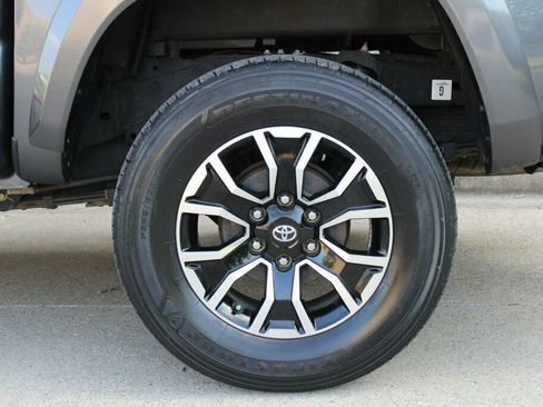 Used 2022 Toyota Tacoma TRD Sport AWD/4WD image 31