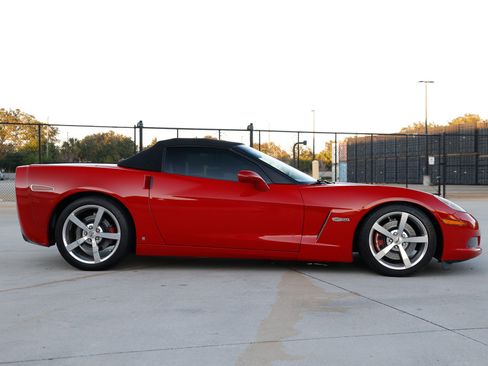 Used 2007 Chevrolet Corvette Convertible w/ Preferred Equipment Group RWD image 19