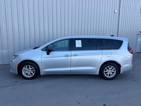 Used 2024 Chrysler Pacifica Touring-L image 39