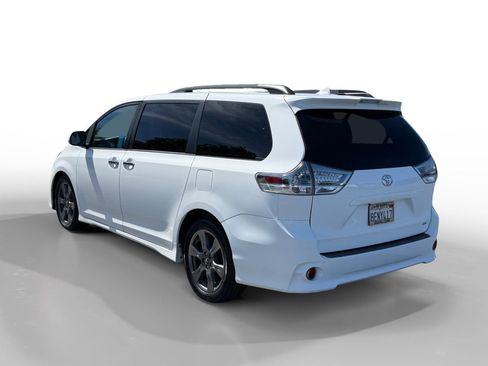 Used 2018 Toyota Sienna SE image 3