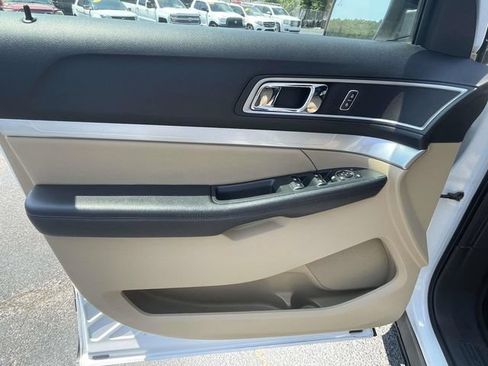 Used 2017 Ford Explorer XLT w/ Equipment Group 201A FWD image 14