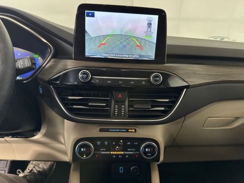 Used 2020 Ford Escape Titanium image 22