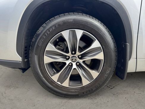 Used 2021 Toyota Highlander XLE AWD/4WD image 8