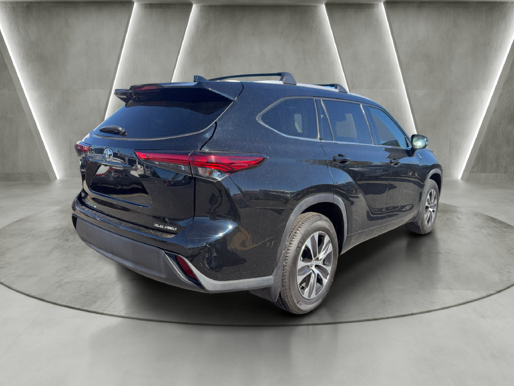 Used 2022 Toyota Highlander XLE AWD/4WD image 7