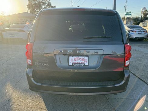 Used 2017 Dodge Grand Caravan SE image 6