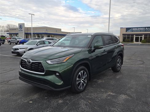 Used 2023 Toyota Highlander XLE AWD/4WD image 2