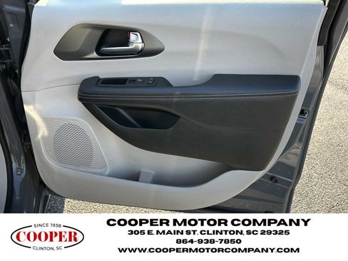 Used 2023 Chrysler Pacifica Touring-L image 14