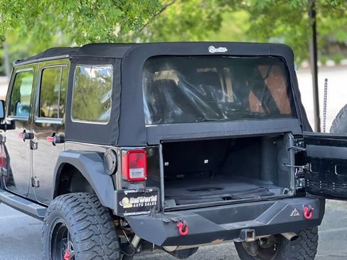Used 2017 Jeep Wrangler Unlimited Sahara w/ Connectivity Group AWD/4WD image 32