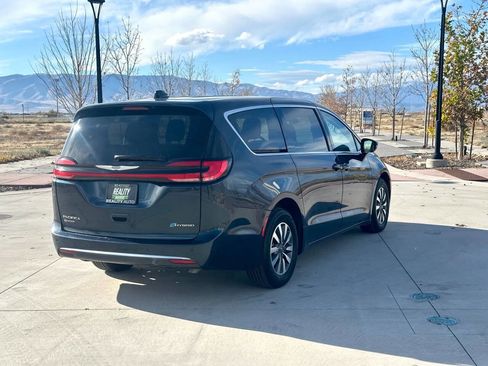 Used 2023 Chrysler Pacifica Touring-L image 5