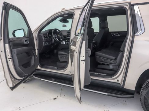 Used 2024 Chevrolet Suburban LT image 18