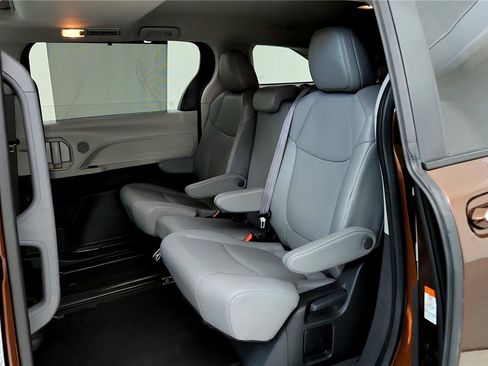 Used 2024 Toyota Sienna XLE image 21