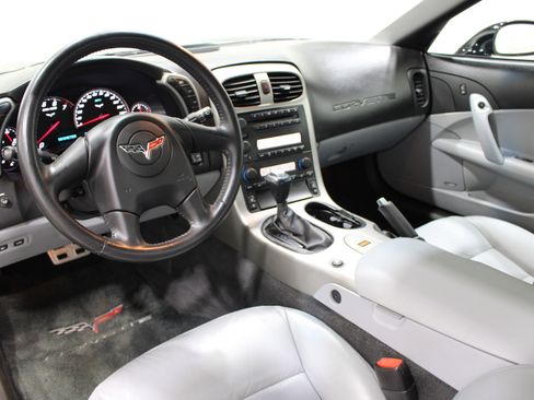 Used 2005 Chevrolet Corvette Coupe w/ Preferred Equipment Group RWD image 2