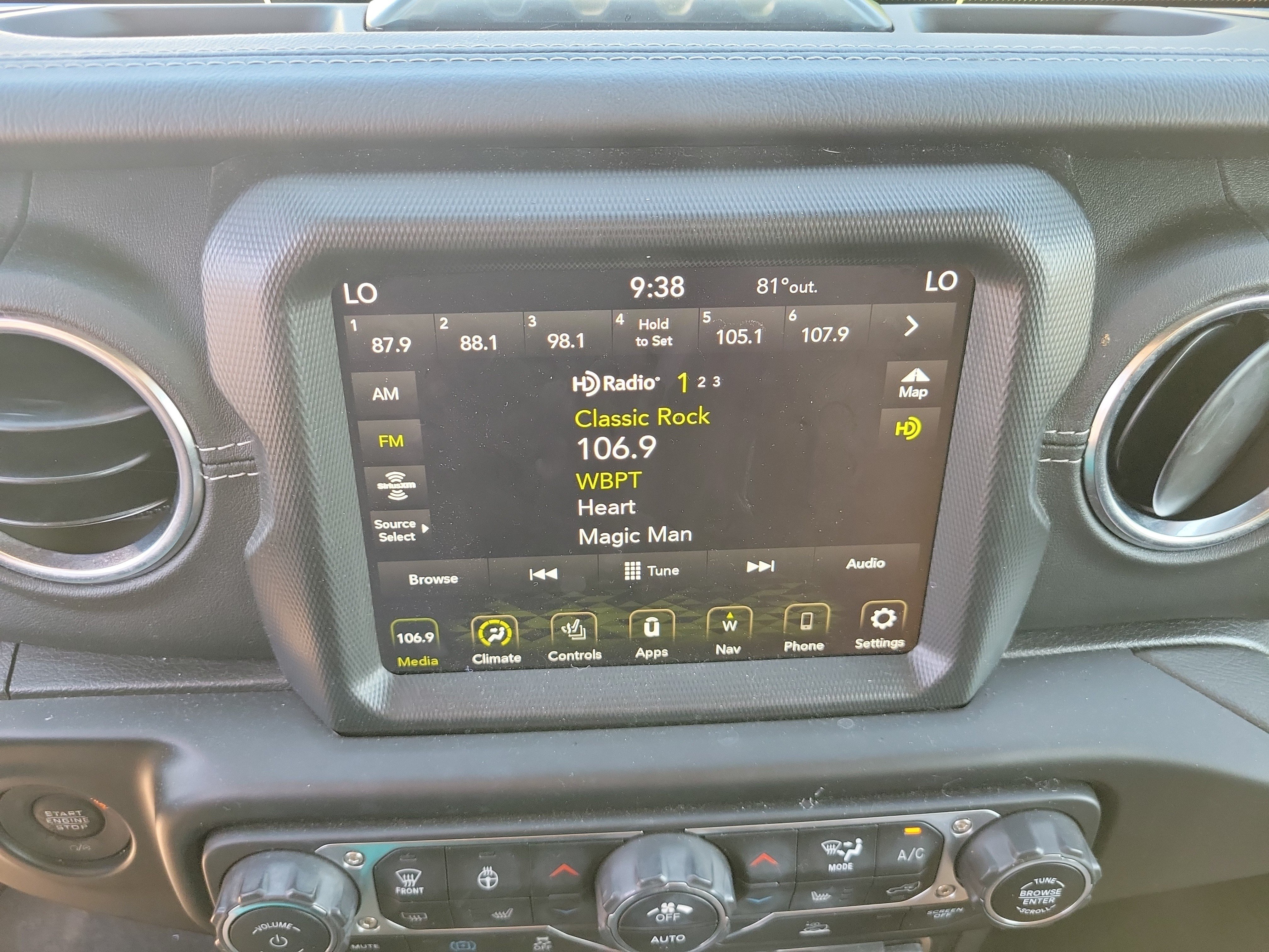 Used 2022 Jeep Wrangler Unlimited Sahara w/ Cold Weather Group AWD/4WD image 15