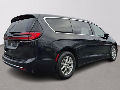 Used 2023 Chrysler Pacifica Touring-L FWD image 6