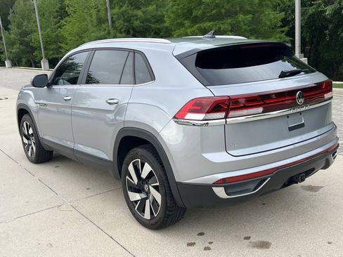 Certified 2024 Volkswagen Atlas Cross Sport SE w/ Panoramic Sunroof Package FWD image 8