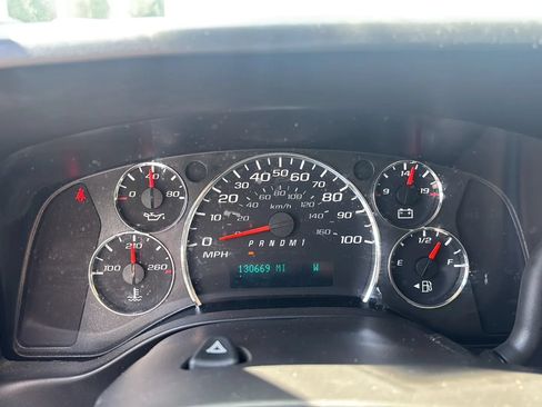 Used 2017 Chevrolet Express 2500 RWD image 24