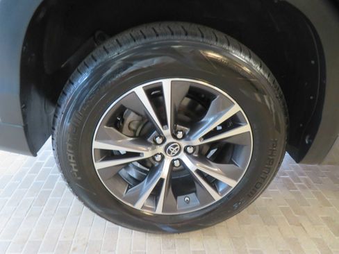 Used 2016 Toyota Highlander XLE FWD image 9