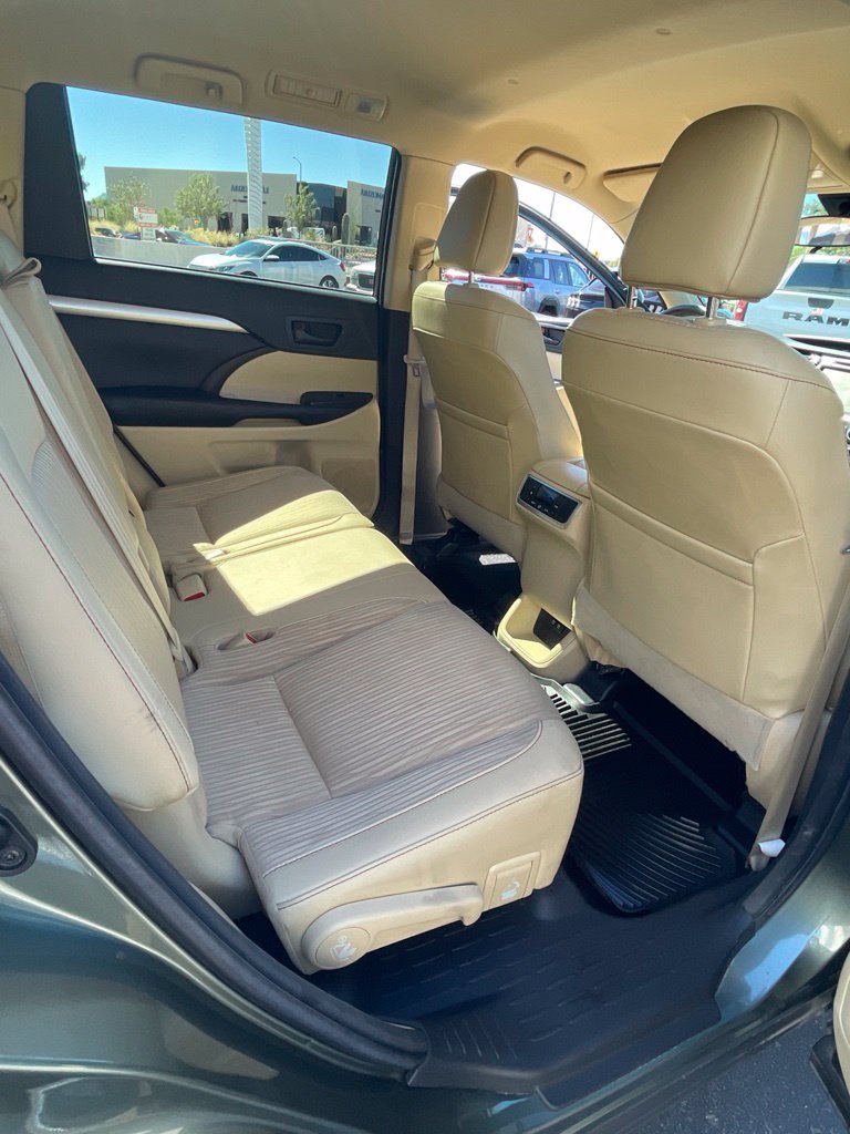 Used 2017 Toyota Highlander Plus FWD image 16