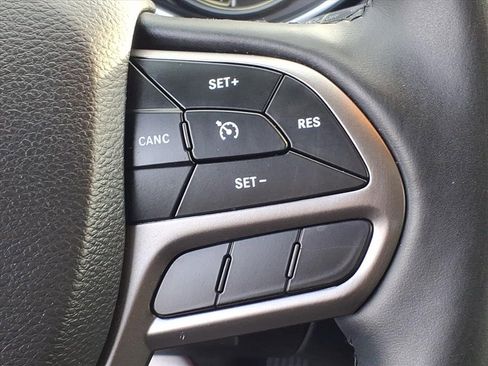 Used 2019 Jeep Cherokee Limited image 11