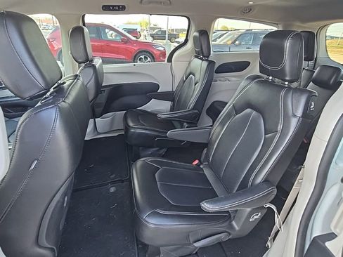 Used 2024 Chrysler Pacifica Touring-L FWD image 10