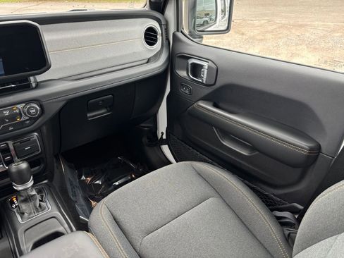 Used 2025 Jeep Wrangler Unlimited Sahara AWD/4WD image 37