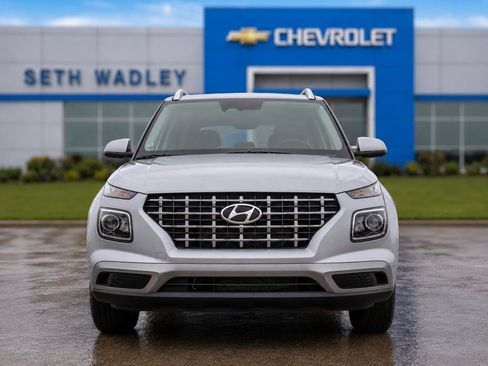 Used 2025 Hyundai Venue SEL FWD image 2