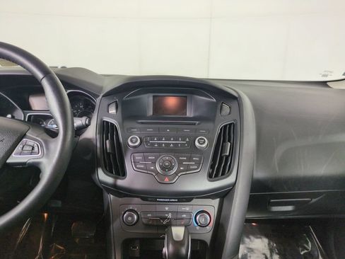 Used 2015 Ford Focus SE w/ SE Cold Weather Package FWD image 20