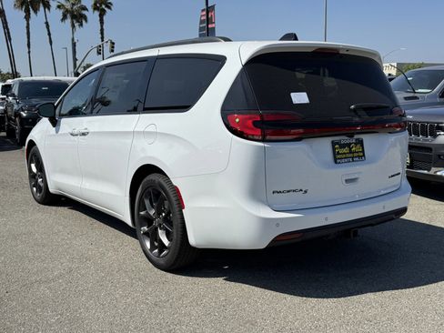 New 2026 Chrysler Pacifica Limited w/ S Appearance Package image 3