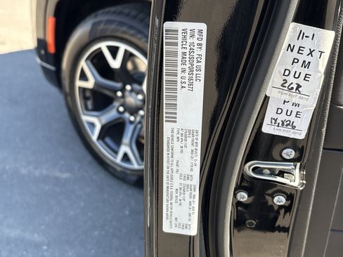 Certified 2024 Jeep Wagoneer L Series III w/ Flexible Seating Group image 37