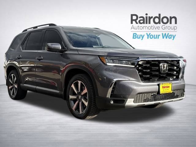 Used 2025 Honda Pilot Touring image 1