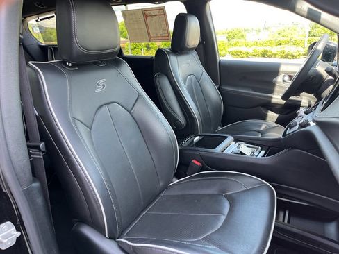 Used 2025 Chrysler Pacifica Limited FWD image 28
