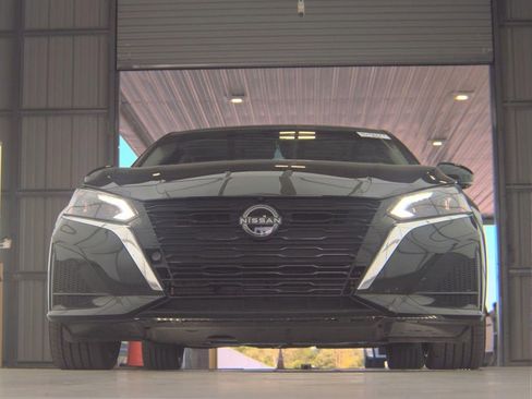 Used 2025 Nissan Altima 2.5 SL FWD image 2