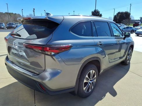 New 2026 Toyota Highlander XLE image 3