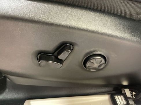 Certified 2023 Chrysler Pacifica Touring-L image 12