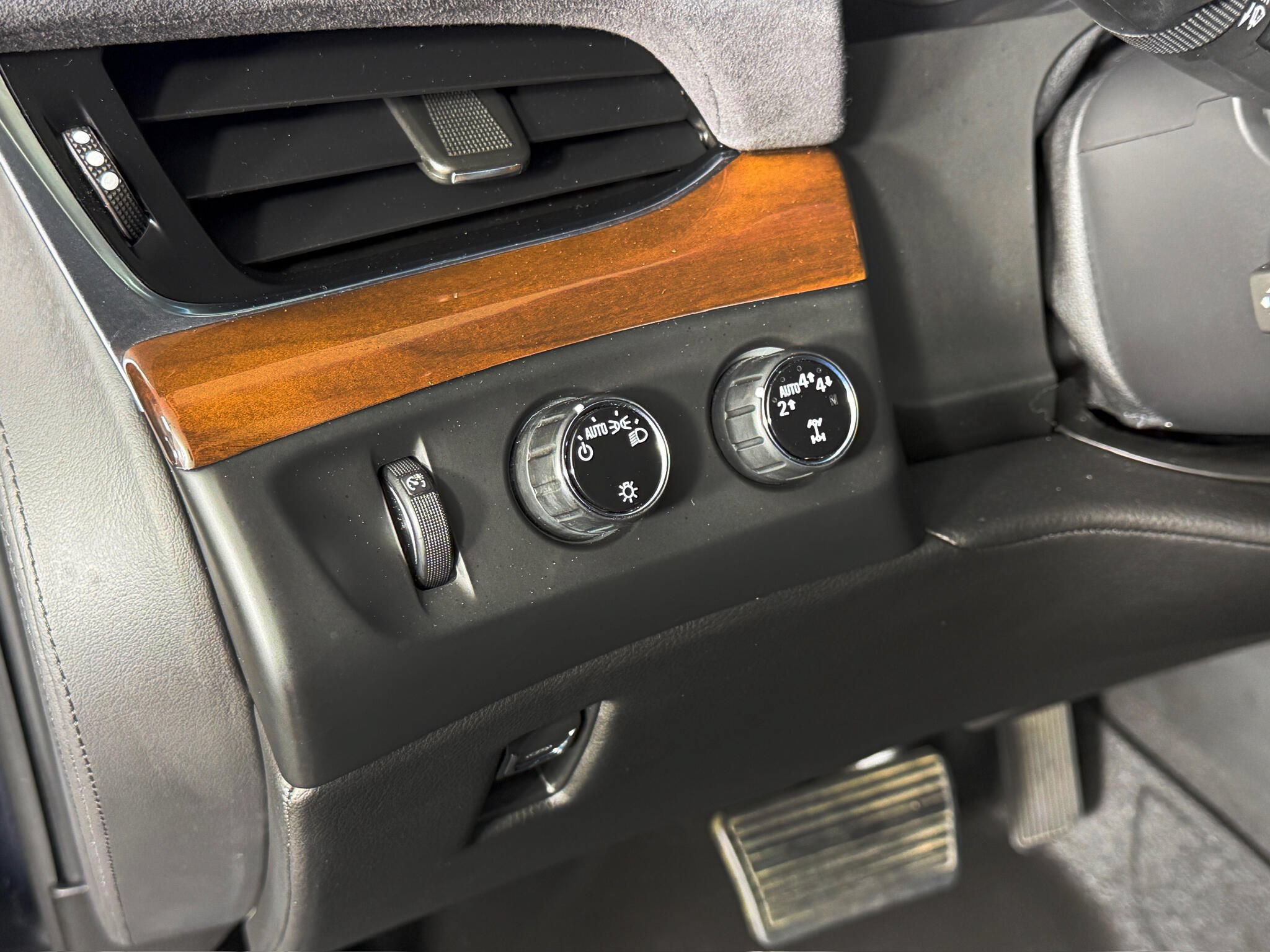 Used 2019 Cadillac Escalade Premium Luxury AWD/4WD image 32