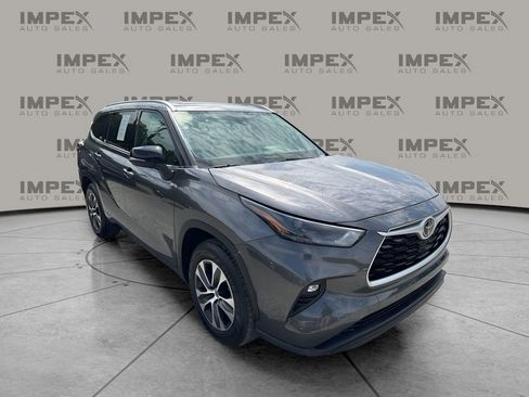 Used 2022 Toyota Highlander XLE FWD image 7