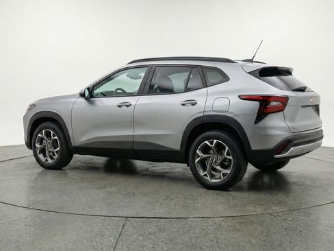 Used 2025 Chevrolet Trax LT w/ LT Convenience Package FWD image 6