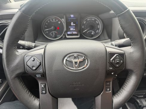 Used 2022 Toyota Tacoma TRD Off-Road AWD/4WD image 26