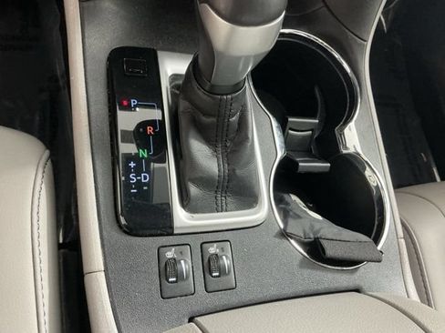 Used 2019 Toyota Highlander XLE AWD/4WD image 30