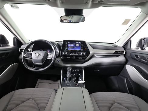 Used 2020 Toyota Highlander LE AWD/4WD image 29