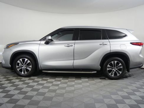 Used 2022 Toyota Highlander XLE image 6