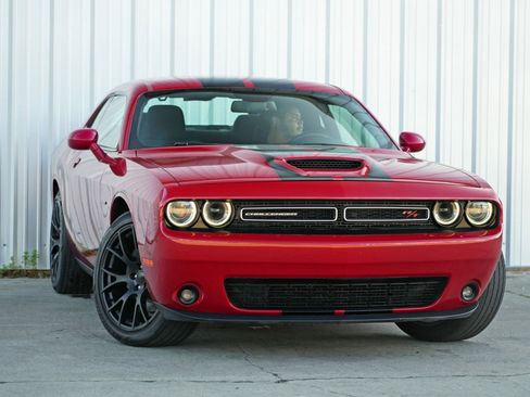 Used 2015 Dodge Challenger R/T w/ Quick Order Package 22B R/T image 2