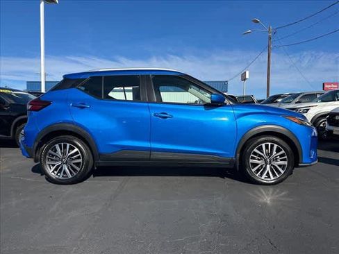 Used 2023 Nissan Kicks SV image 2