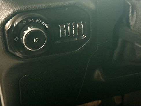 Used 2018 Jeep Wrangler Unlimited Sahara image 11