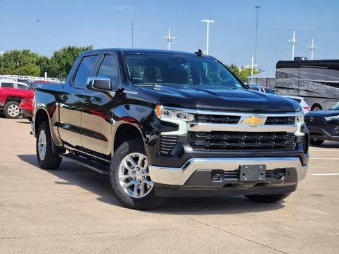 Used 2022 Chevrolet Silverado 1500 LT w/ Convenience Package II AWD/4WD image 2