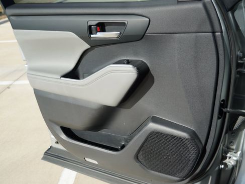 Used 2023 Toyota Highlander XLE image 22