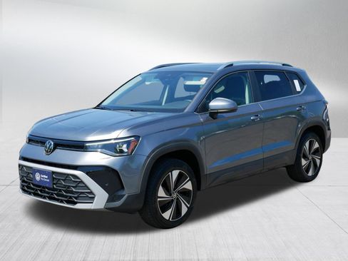 Certified 2025 Volkswagen Taos SE w/ Panoramic Sunroof Package AWD/4WD image 3