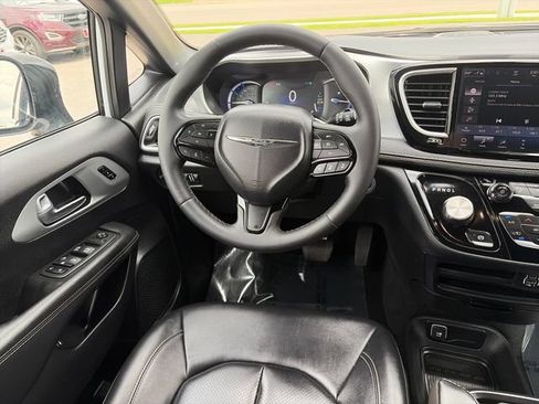 Used 2024 Chrysler Pacifica Limited FWD image 30