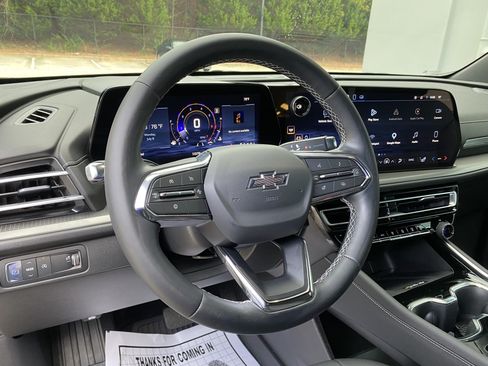 Used 2025 Chevrolet Traverse LT w/ Midnight/Sport Edition FWD image 17